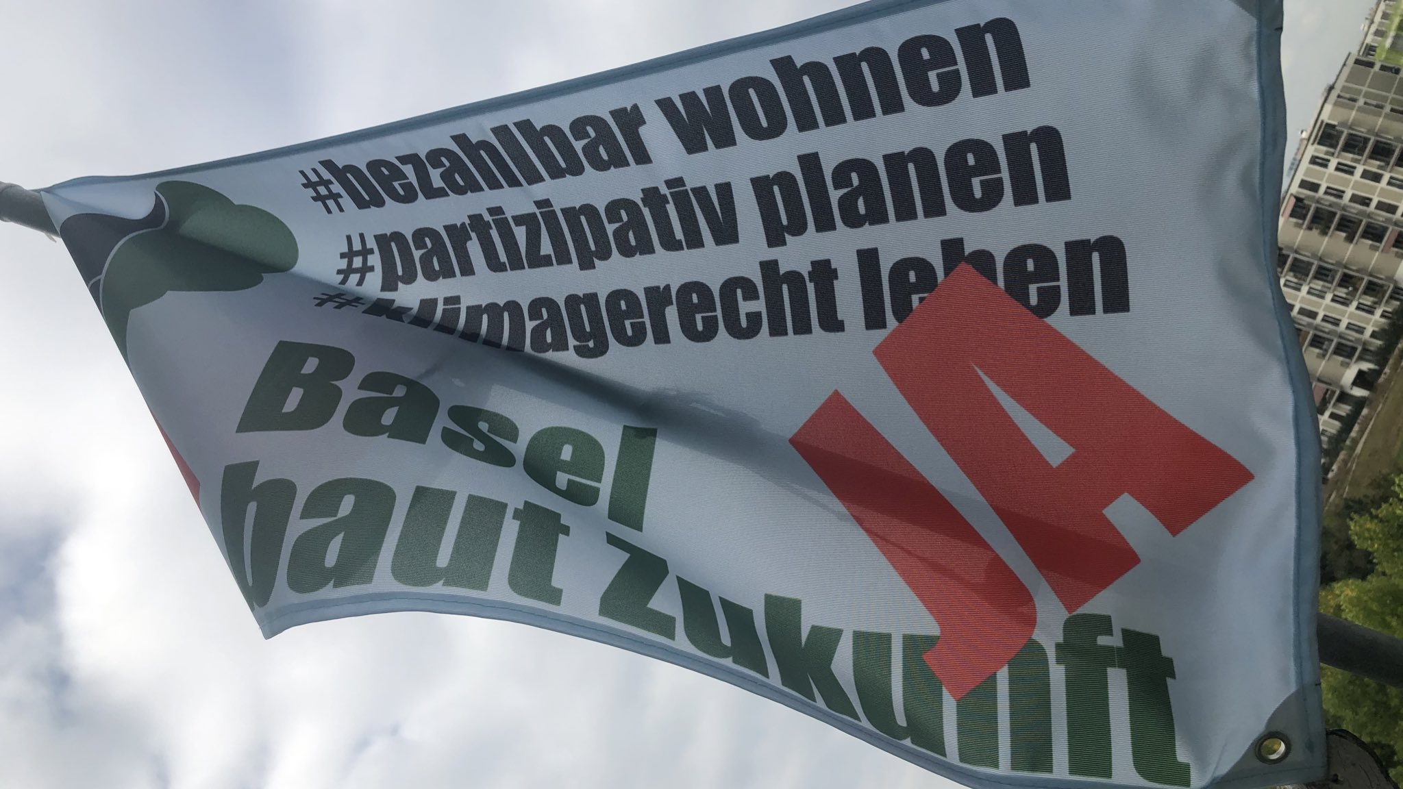 Wehende Flagge von "Basel baut Zukunft"