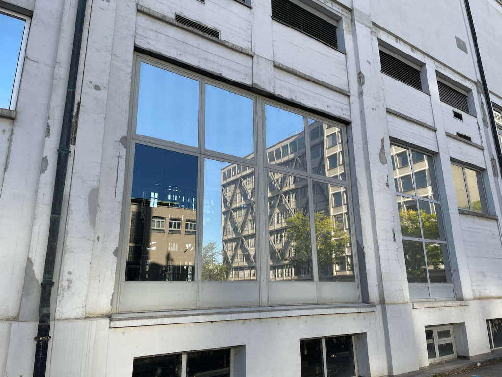 Fenster eines ehemaligen Fabrikationsgebäudes auf dem Klybeckareal (© Matthias Brüllmann, 2023)